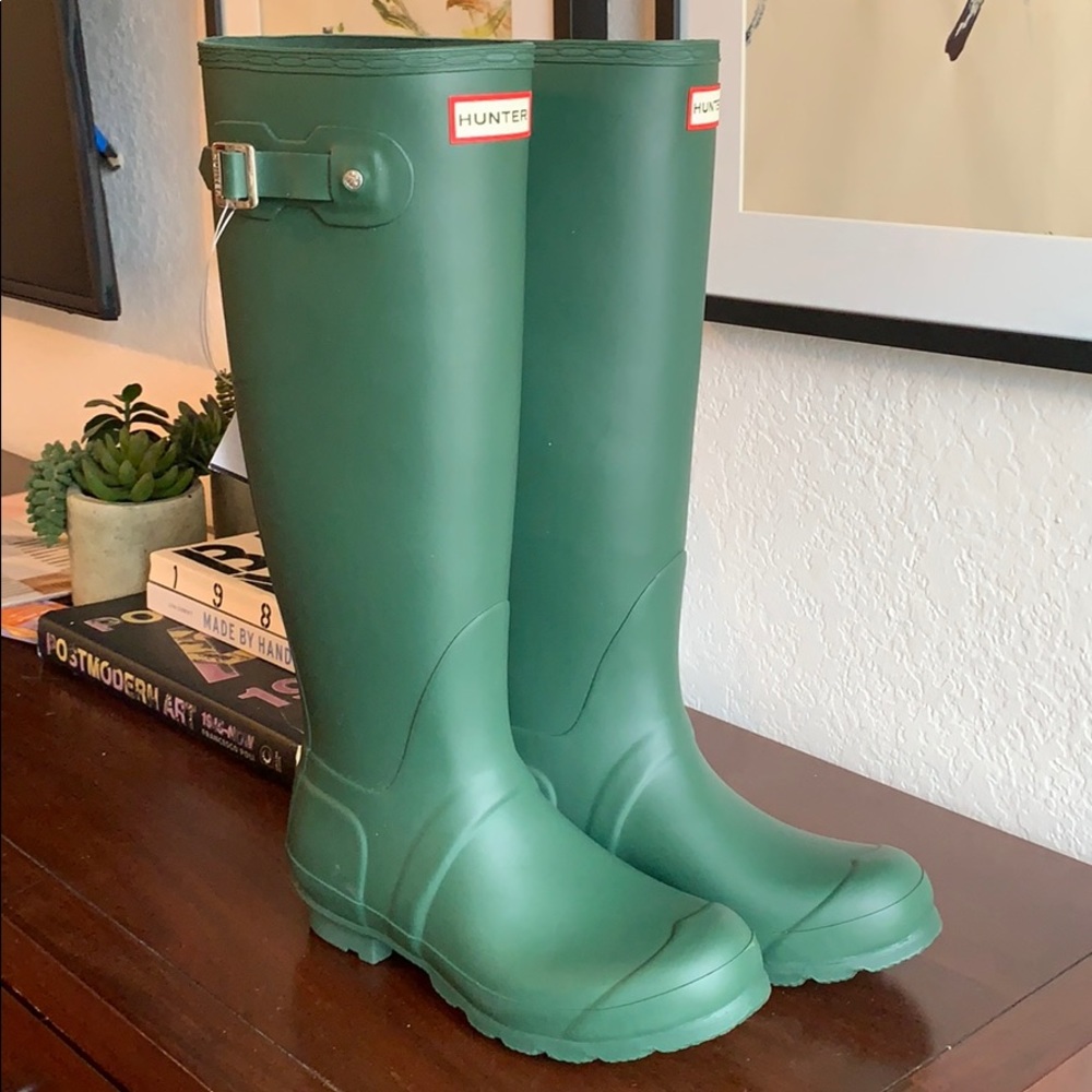Hunter rain boots in matte hunter green